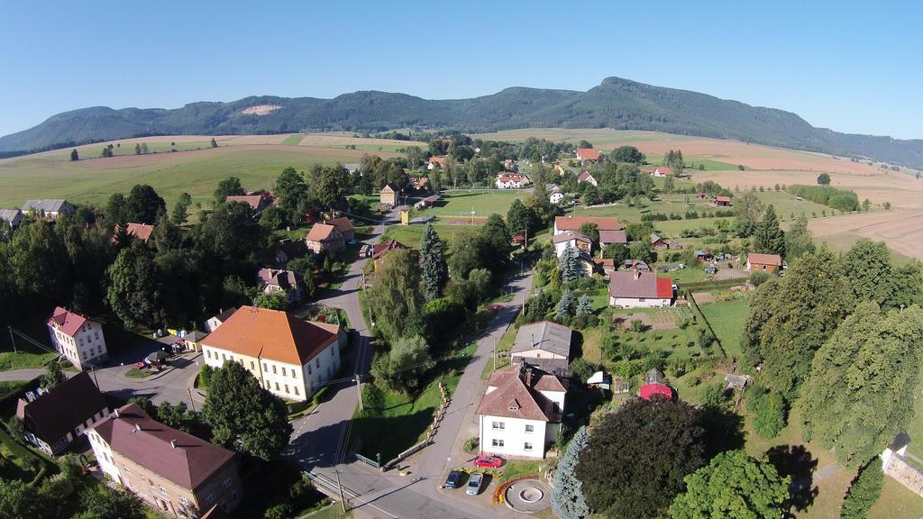 Restaurace Na Krizovatce Apartamento Božanov Exterior foto